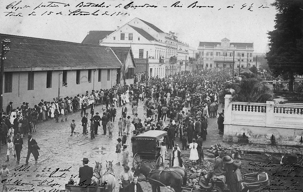 População concentrada na rua da Liberdade, atual Barão do Rio Branco, saudando a partida de um batalhão do Exército em 1910. (Foto: Coleção Julia Wanderlei/acervo Instituto Histórico e Geográfico do Paraná)